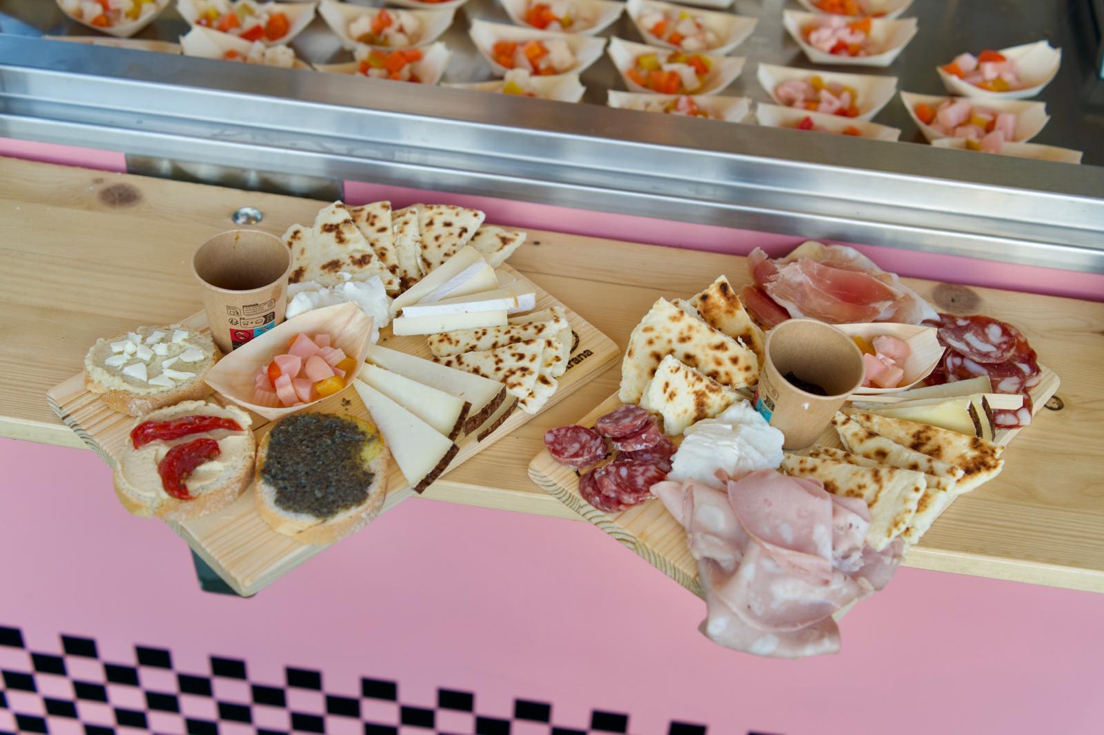 Due taglieri pronti sul banco rosa del food truck