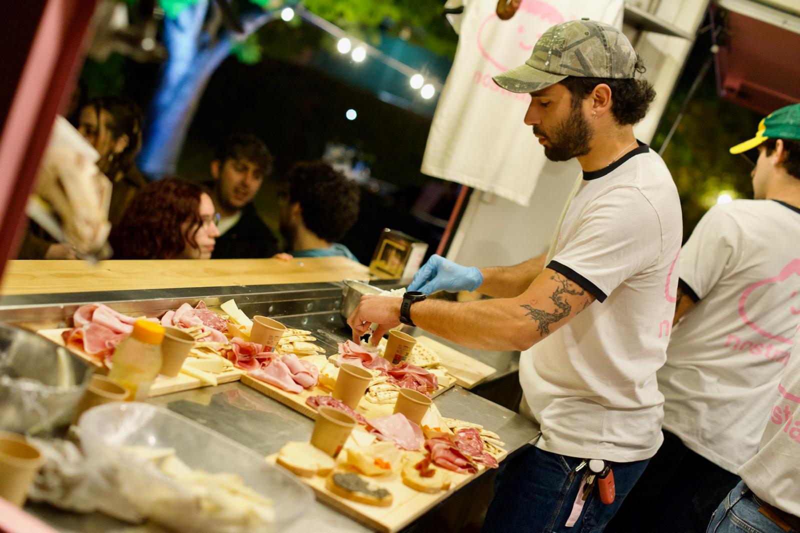 Preparazione dei taglieri al bancone