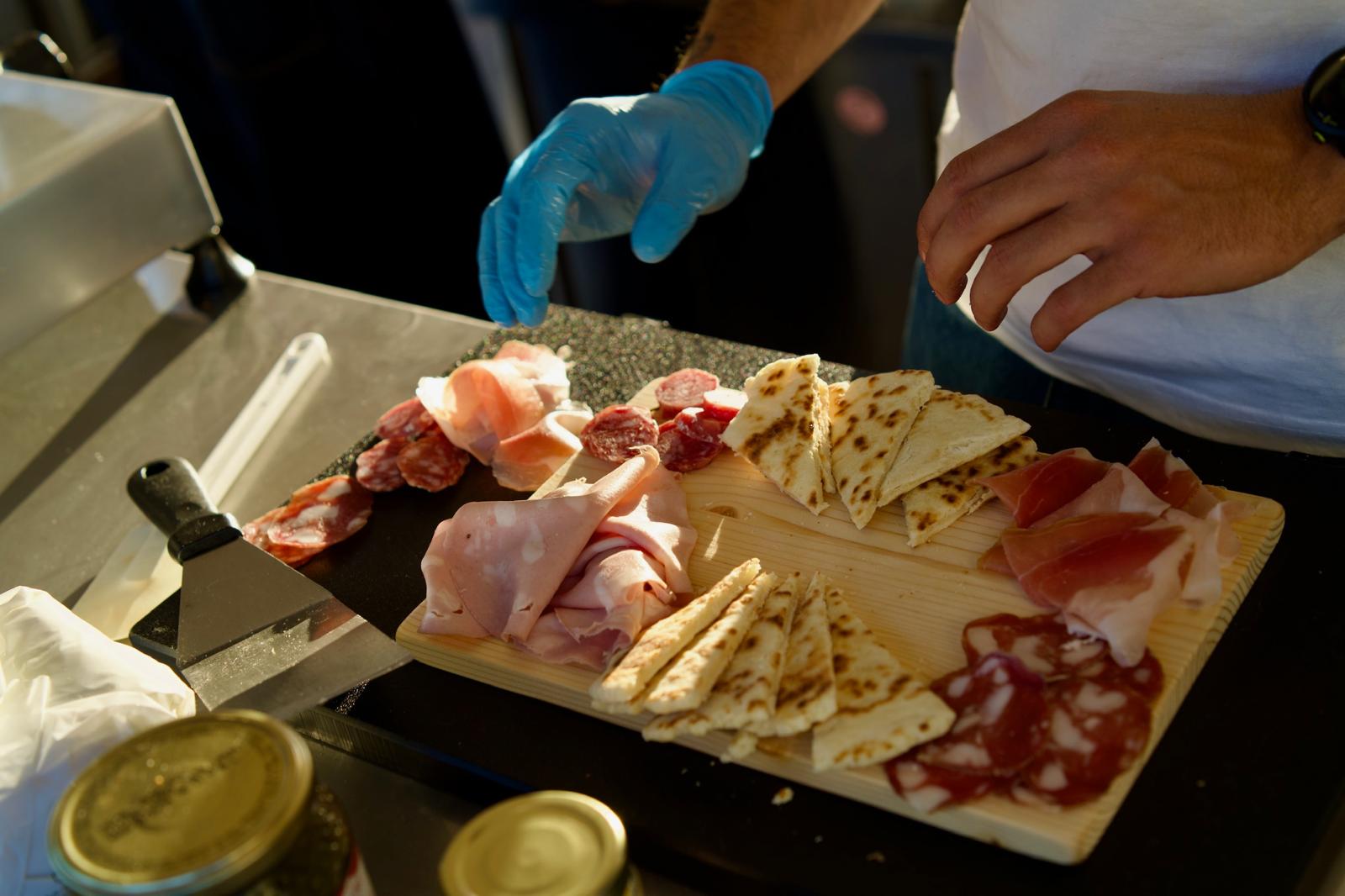Tagliere Nostrano composto: salumi, piadina, formaggi