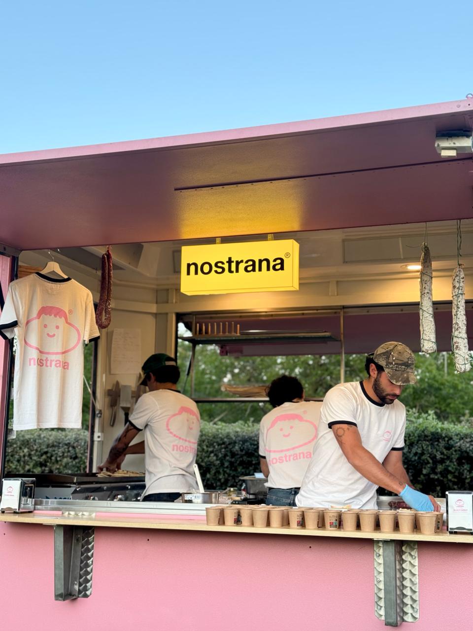 L'insegna gialla nostrana al tramonto