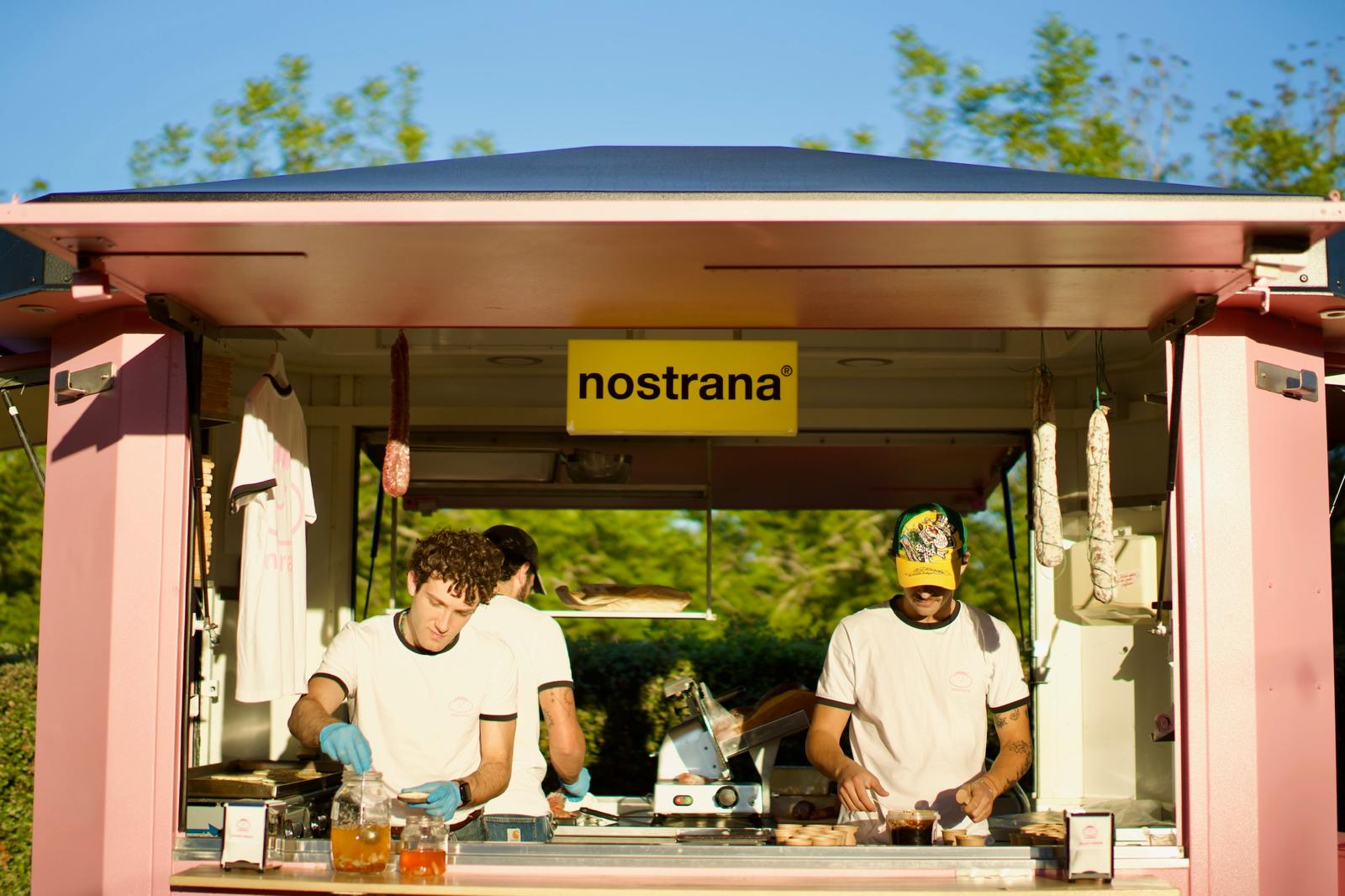 Il food truck Nostrana al tramonto, con l'insegna gialla illuminata